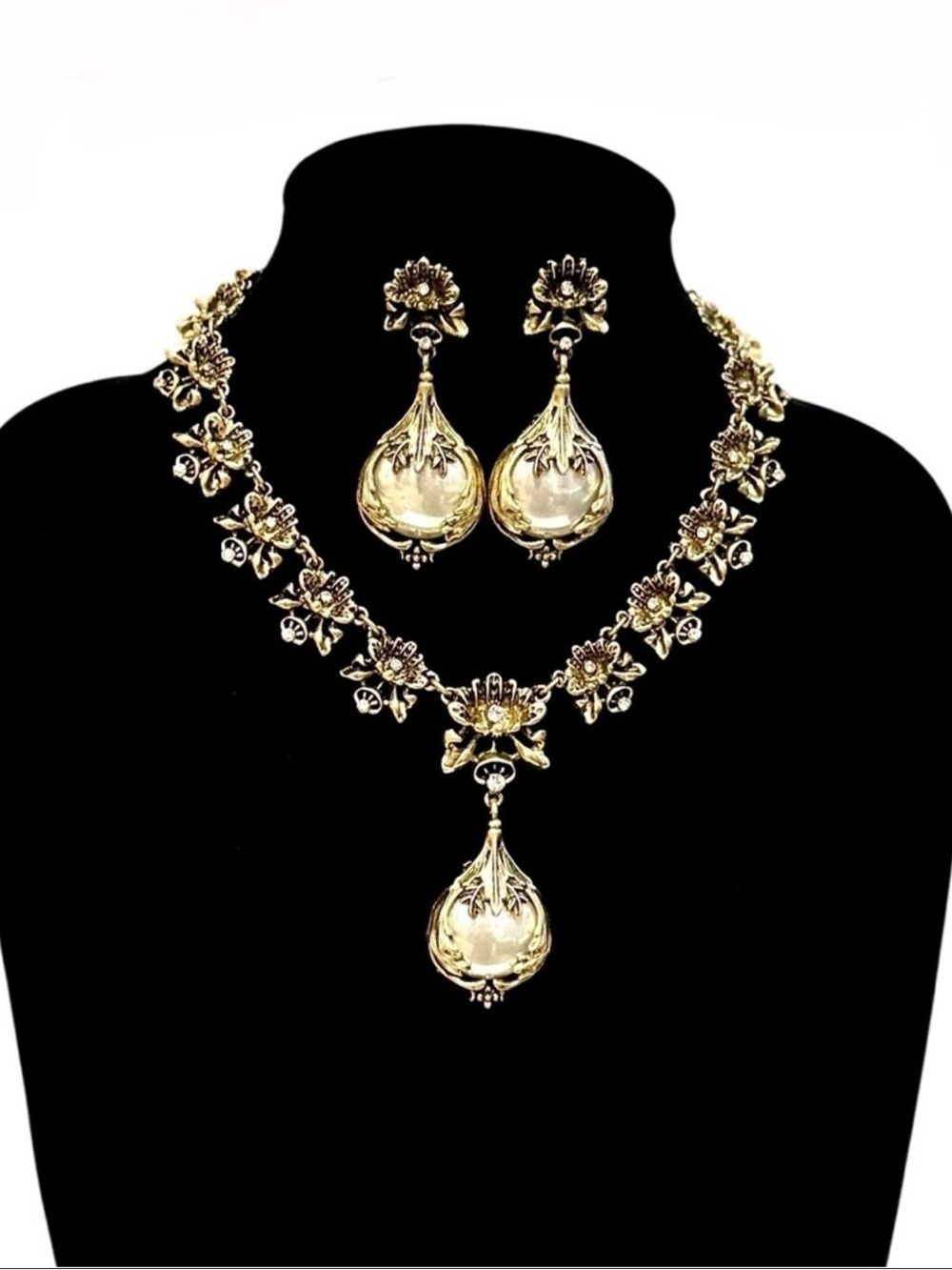 Golden Romance Gold Tone Necklace and Earrings Set NWT